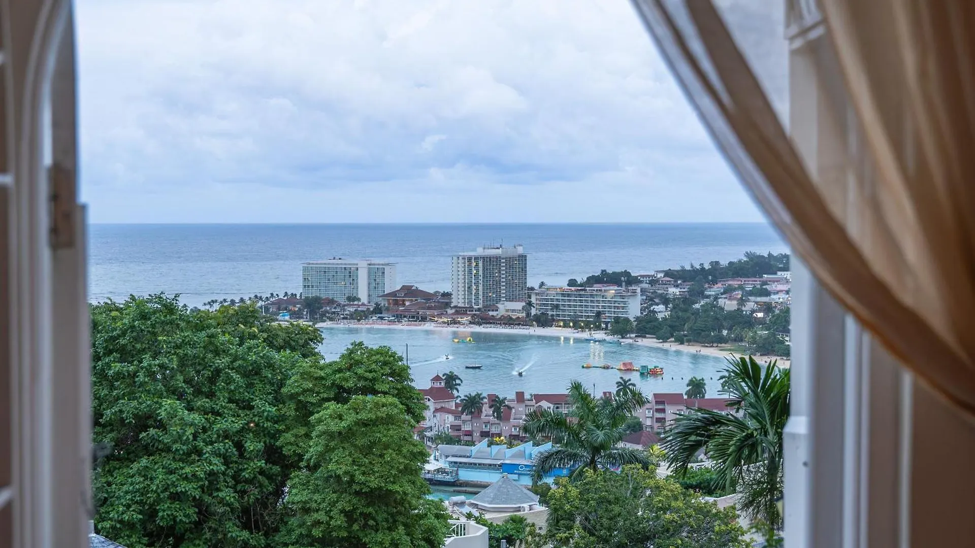 Hummingbird Retreat - Luxury Oceanview Apt, 7-Minute Walk To Beach Ocho Rios Apartment