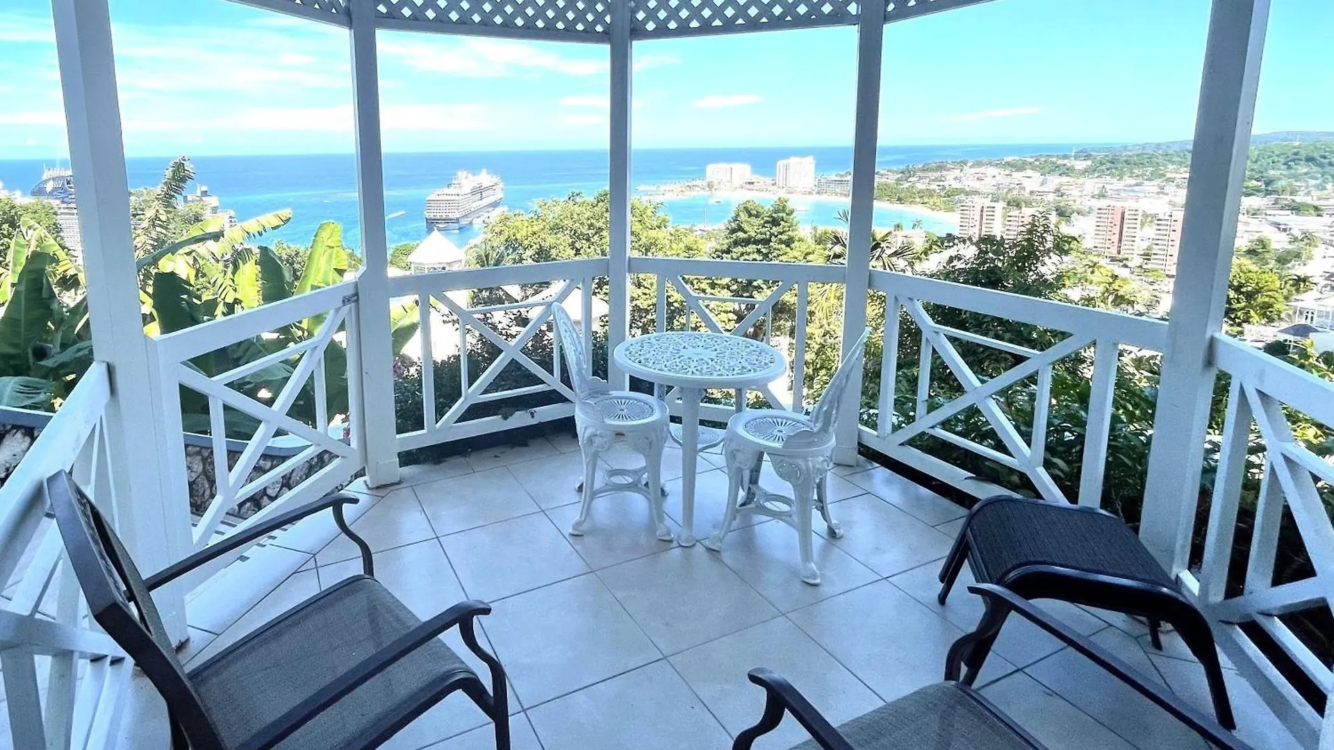 Hummingbird Retreat - Luxury Oceanview Apt, 7-Minute Walk To Beach Ocho Rios